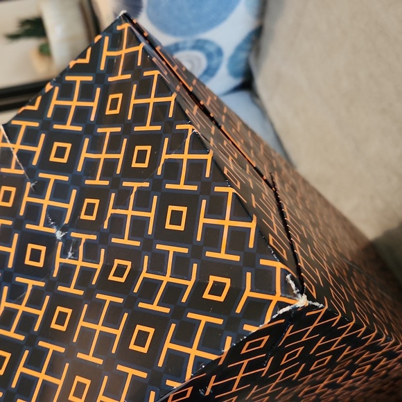 Tory Burch bundle of 2 gift bags and 1 piece tissue paper - Picture 11 of 11